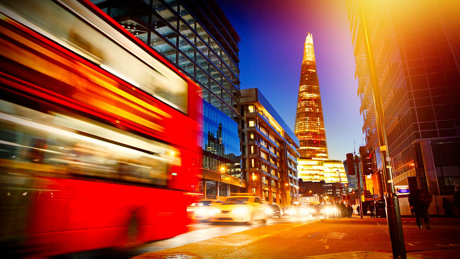 Double-decker-bus-and-the-Shard-skyscraper-in-London-(GettyImages-6E3O3457)-PP-L
